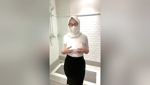 Stepsister Caught Showing Off Her Big Body And Breasts