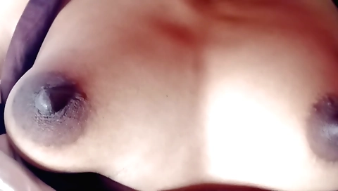 Indian girl shows her natural body in a sexy solo video