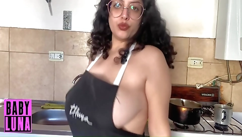 Solo amateur woman with nice titties fucks on the kitchen