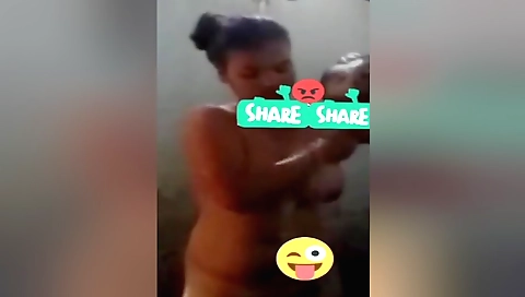 Indian amateur woman shows off her big natural boobs