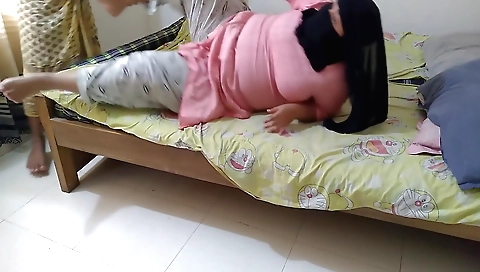 Indian chick teaching a student on how to make a great teacher