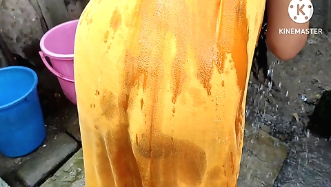 Indian girl shows off her sexy body in outdoor video