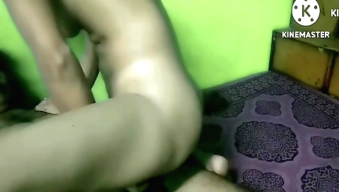 Indian girl with sexy body is showing a really hot sex video