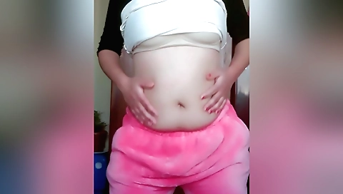 Indian chick makes her own pussy hot on the webcam