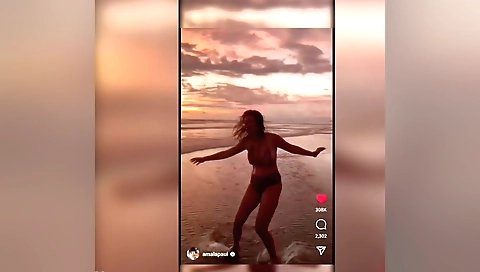 Cam girl naked in a cam with a big body and a large tits