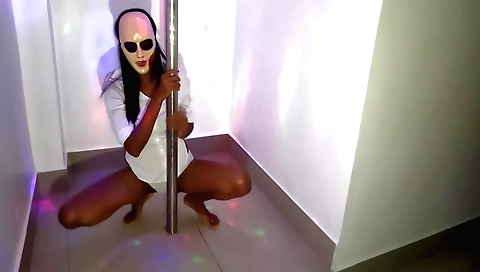 Indian girl shows her ass and her sexy boobs in solo