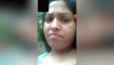 Boudi shows her body in different poses in amateur video