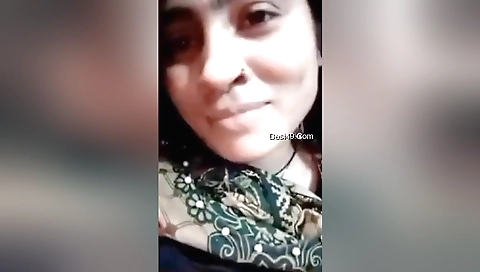 Stunning brunette shows her beautiful pussy on webcam