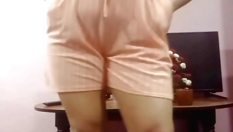 Amateur chick masturbating on the webcam on the bed