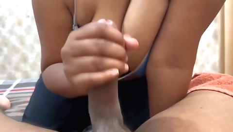 කර උනනකන ලක පයය අත ගසසනව - Sri Lankan Handjob Creampie