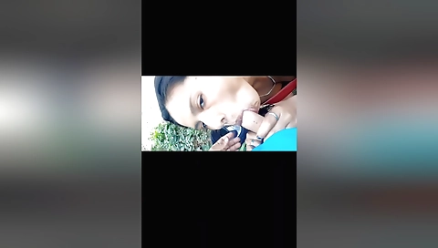 Indian bitch shows her ass for the amateur porn clip