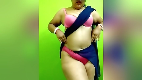 Hot nude video with a beautiful brunette showing off