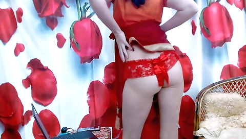 Indian slut gives a blowjob and a cock in her mouth