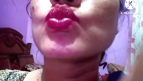 Indian solo chick showing her sexy lips in hd video