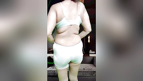 Amateur brunette video with a hot brunette in a hijab