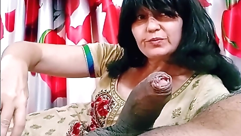 Hot brunette mature with sexy face in amateur video