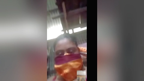 Shaved pussy and big boobs of a blonde in solo video