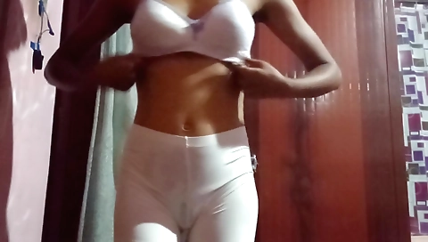 Indian babe makes a solo webcam video with amazing body