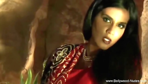 Indian teen is showing off her perfect body for the first time