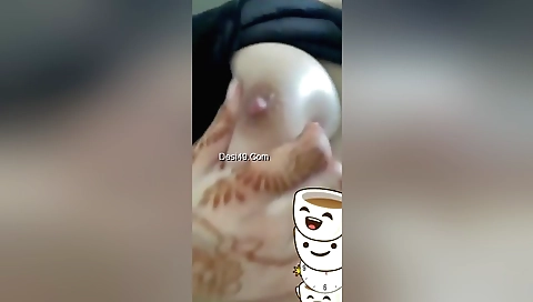 Indian woman shows her natural body on webcams in amateur vid