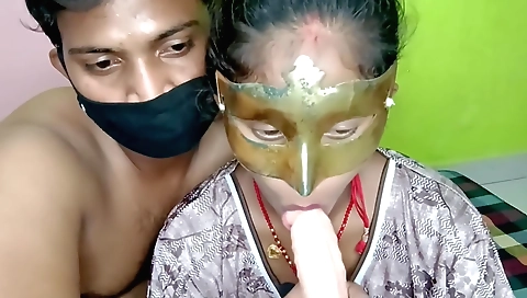 Indian amateur video showing a lovely teen with big tits