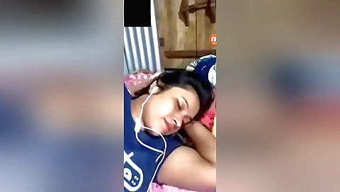 Indian bhabhi shows her boobs and legs in this solo clip