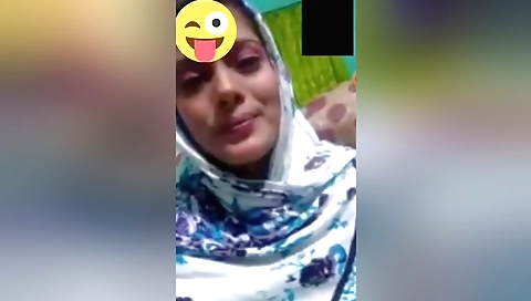 amateur brunette shows off her boobies and pussy on web cam