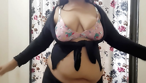 Indian brunette gets off after taking a big load of loads