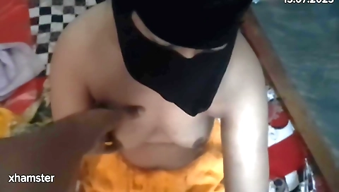 Indian girl with big boobies shows her nipples 1998