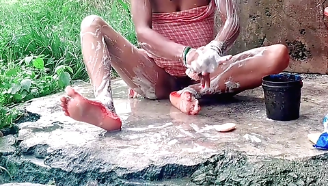 A hot sexy bhabhi has her body in the sun and gets naked