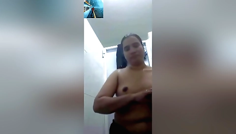 Today Exclusive- Bangla Girl Showing Bathing On Video Call