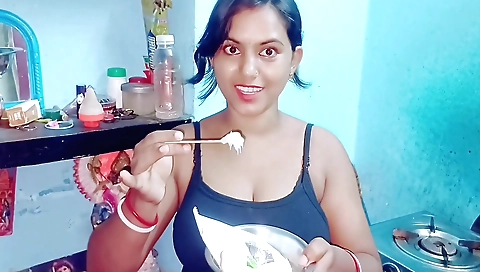 Hot brunette amateur with blonde hair fucks herself solo