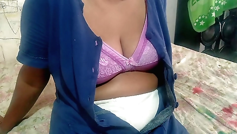 Bhabhi dammi enjoys her perfect body in homemade video