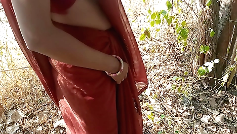 Amateur indian outdoor pov video with a hot blonde