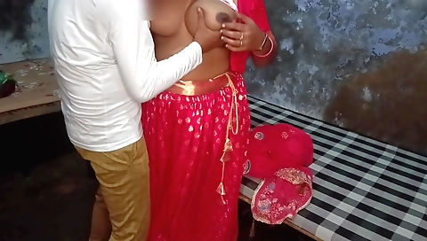 Indian chick with a sexy body gets banged on the bed